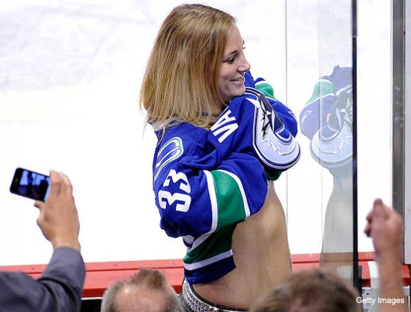 http://www.totalprosports.com/wp-content/uploads/2011/05/vancouver-canucks-flasher-595x452.jpg