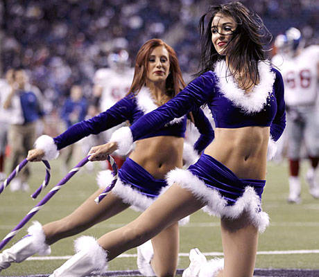 vikings-cheerleaders-dressed-as-santa