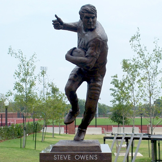 7-steve-owens-statue-college-football-le