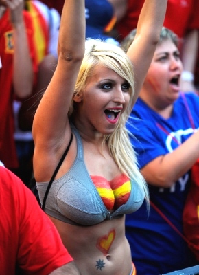 14-spain-1-hottest-fans-2014-fifa-world-cup