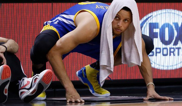Curry has 51, hits 3-pointer in record 128th straight game