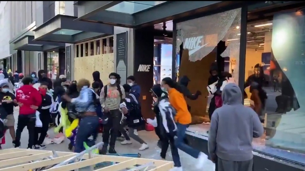 Looters Cleared Out A Chicago Nike Store In Under A Minute (VIDEO)