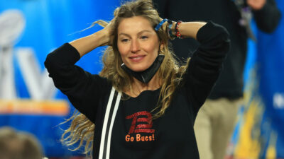 Gisele Bündchen with her hands on her head
