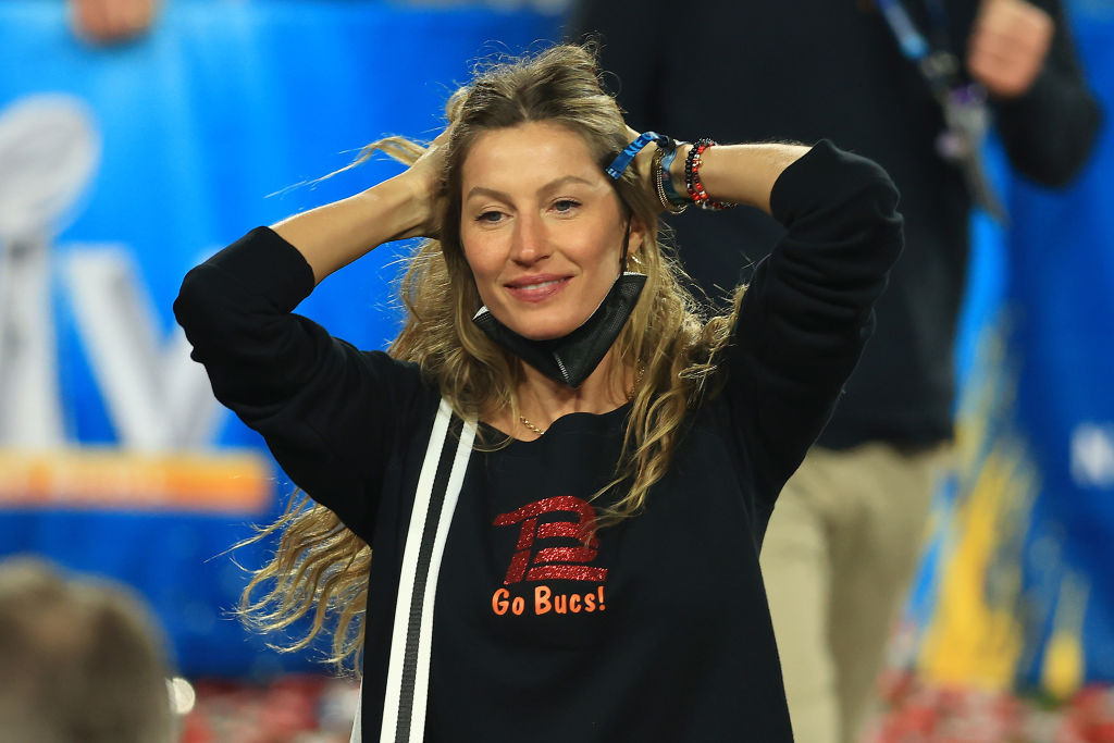 Gisele Bündchen with her hands on her head