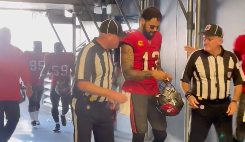 Ref getting an autograph from Mike Evans in a tunnel