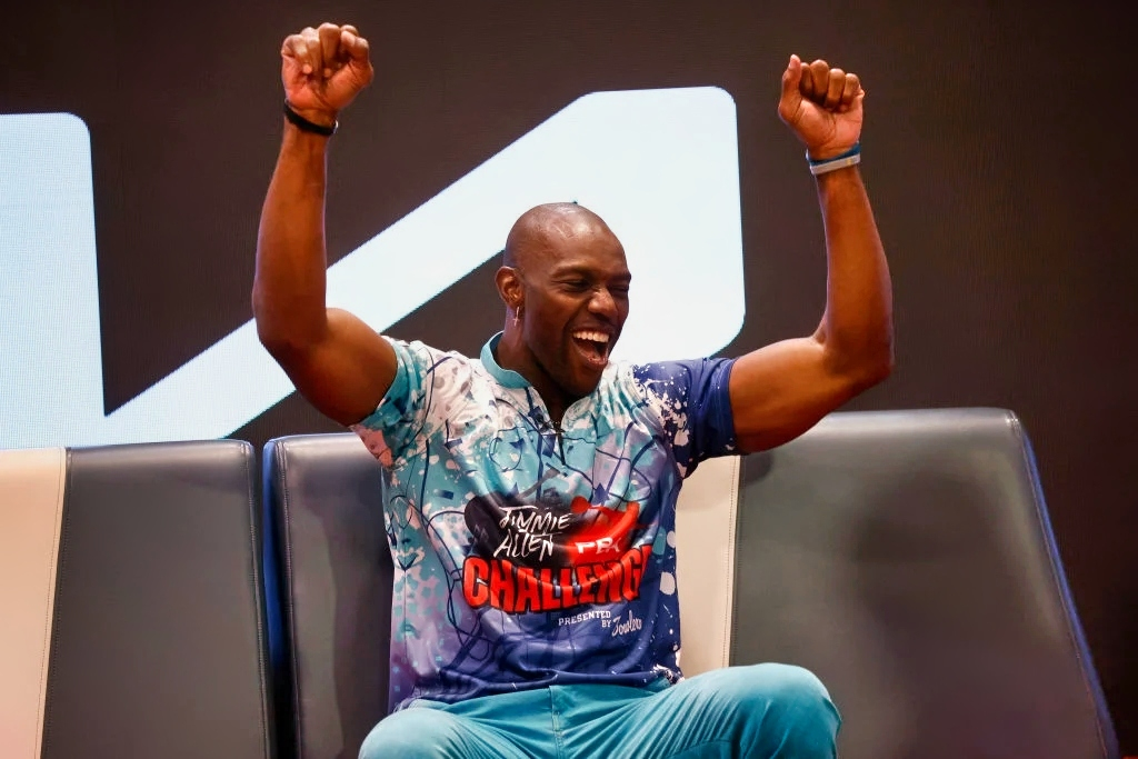 Terrell Owens with his hand's up
