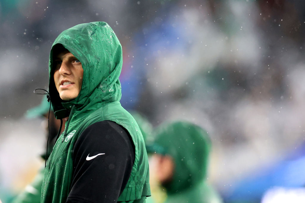 Zach Wilson in a hoodie in the rain