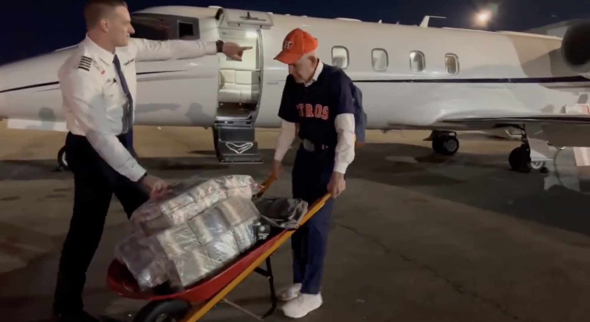 Matteess Mack Leaves Vegas With Wheelbarrow of Cash (VIDEO)