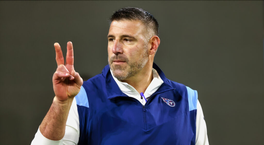 Titans Mike Vrabel giving peace sign.