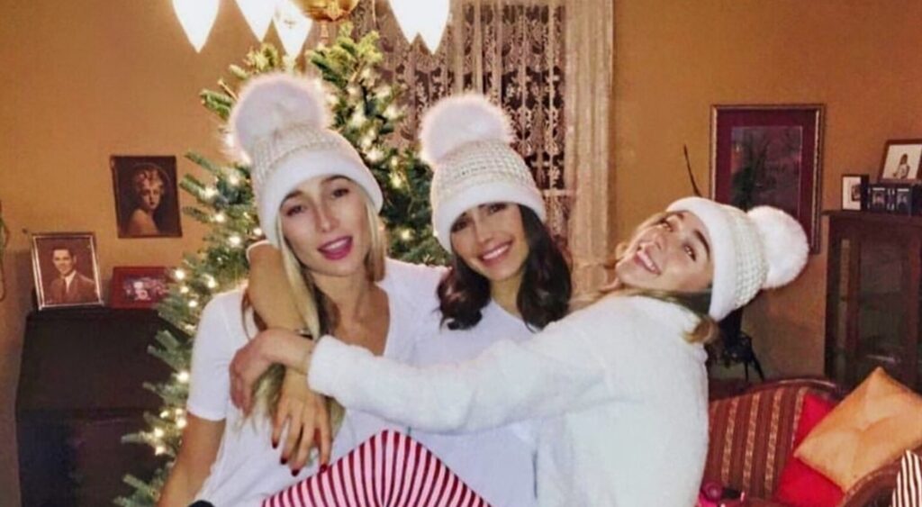 Olivia Culpo and her sisters posing on Christmas