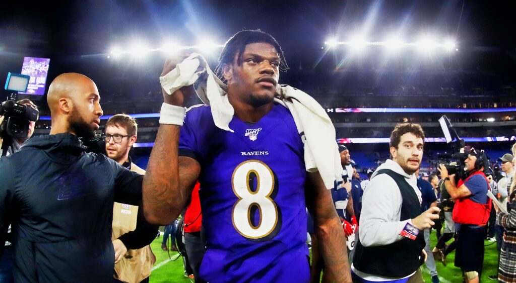Lamar Jackson with a towel on his shoulders