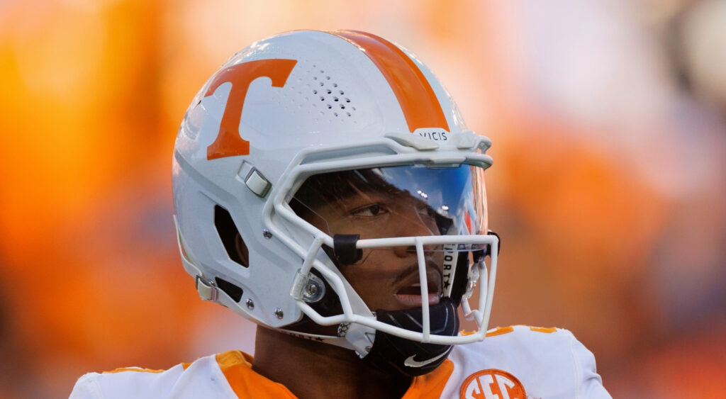 Tennessee Volunteers quarterback Hendon Hooker looking to pass in 2021 game.