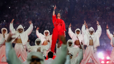 Rihanna surrounded by dancers