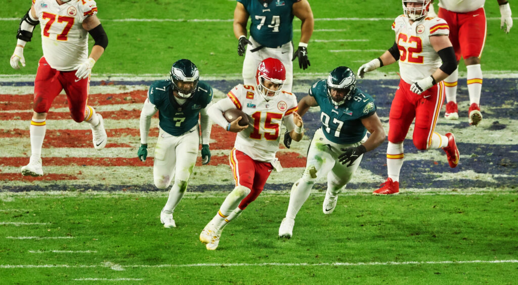 Patrick Mahomes running from eagles fans