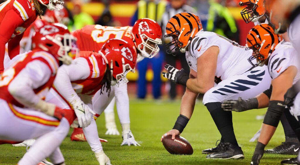 Bengals and Chiefs players at line of scrimmage