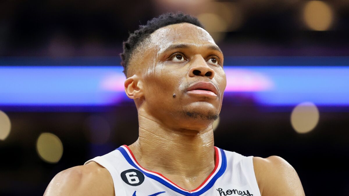 Russell Westbrook looking up