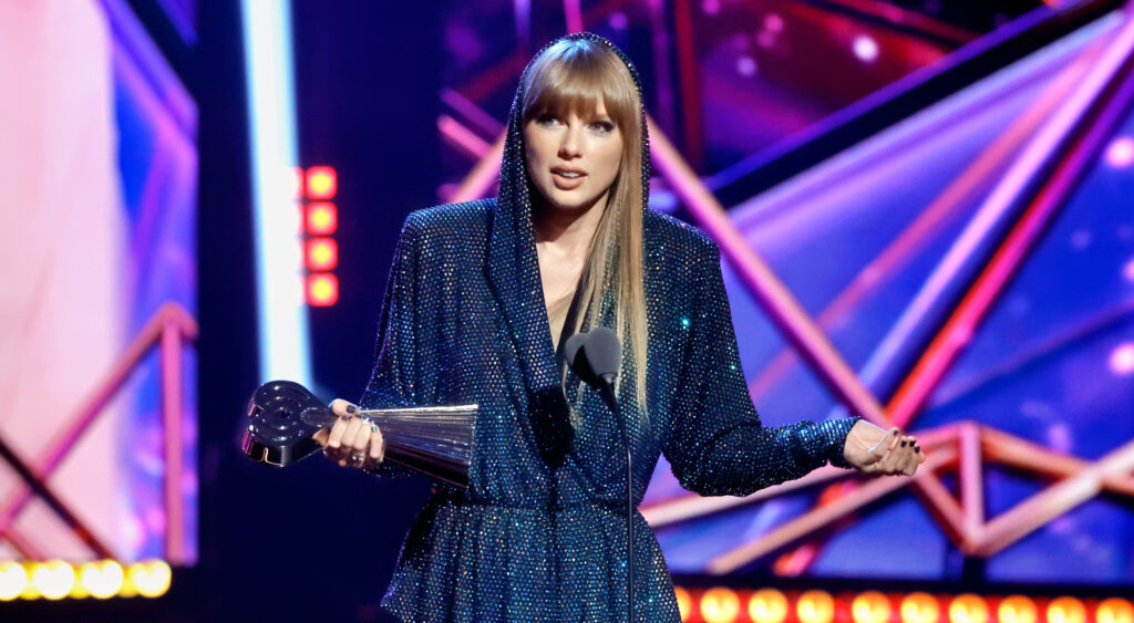 Taylor Swift holding an award