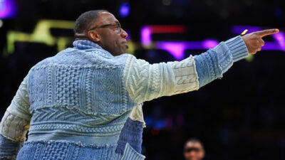 Shannon Sharpe pointing