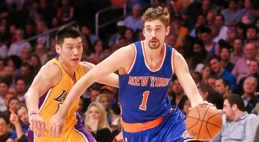 Alexey Shved being guarded by Jeremy Lin