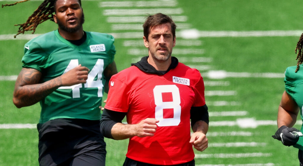 Aaron Rodgers in training with Jets teammates