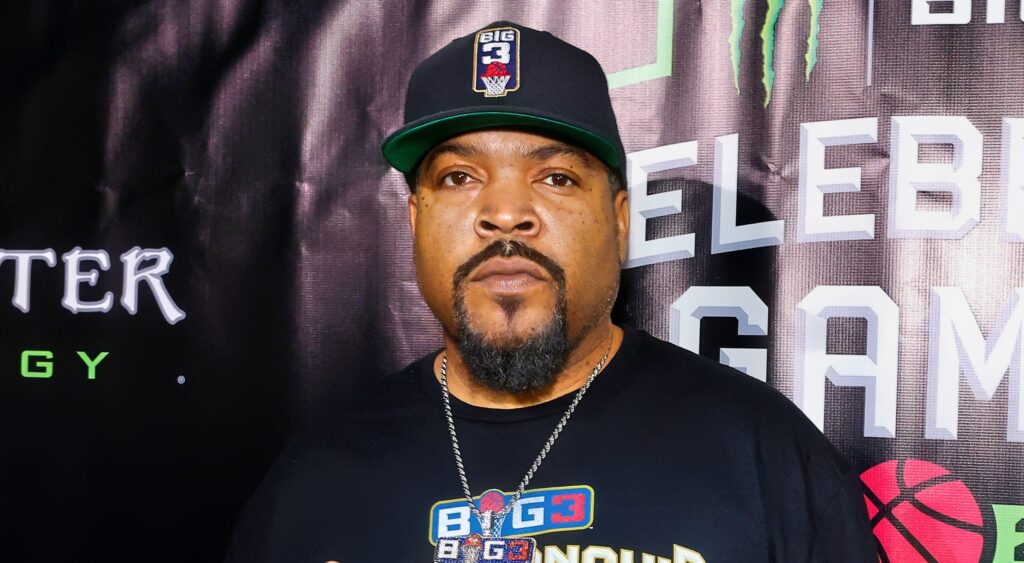 Ice Cube posing