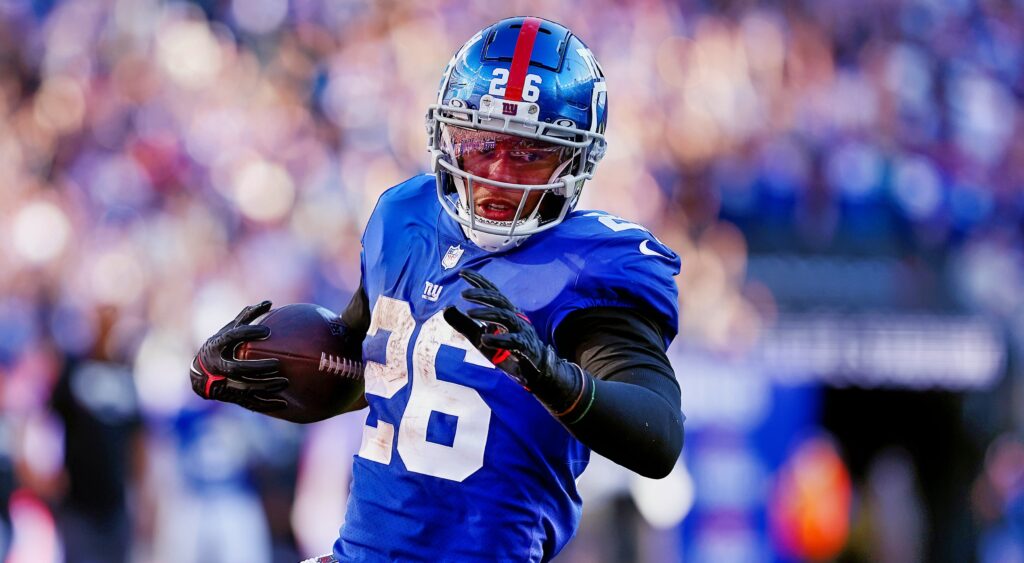 Saquon Barkley carries the ball for the Giants.