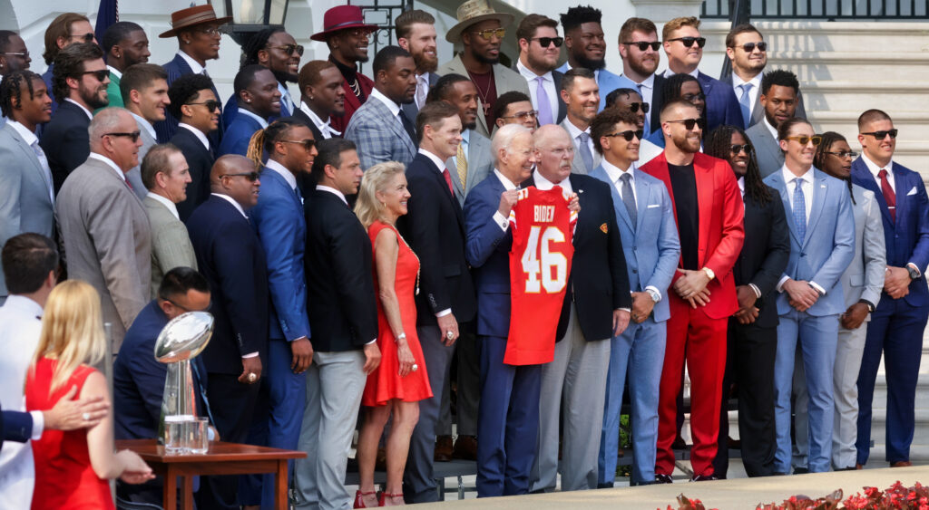 Chiefs pose for photo with Joe Biden during White House visit