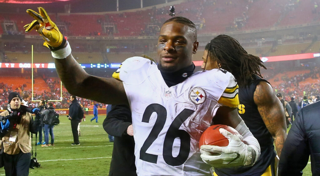 Le'Veon Bell holding two fingers up