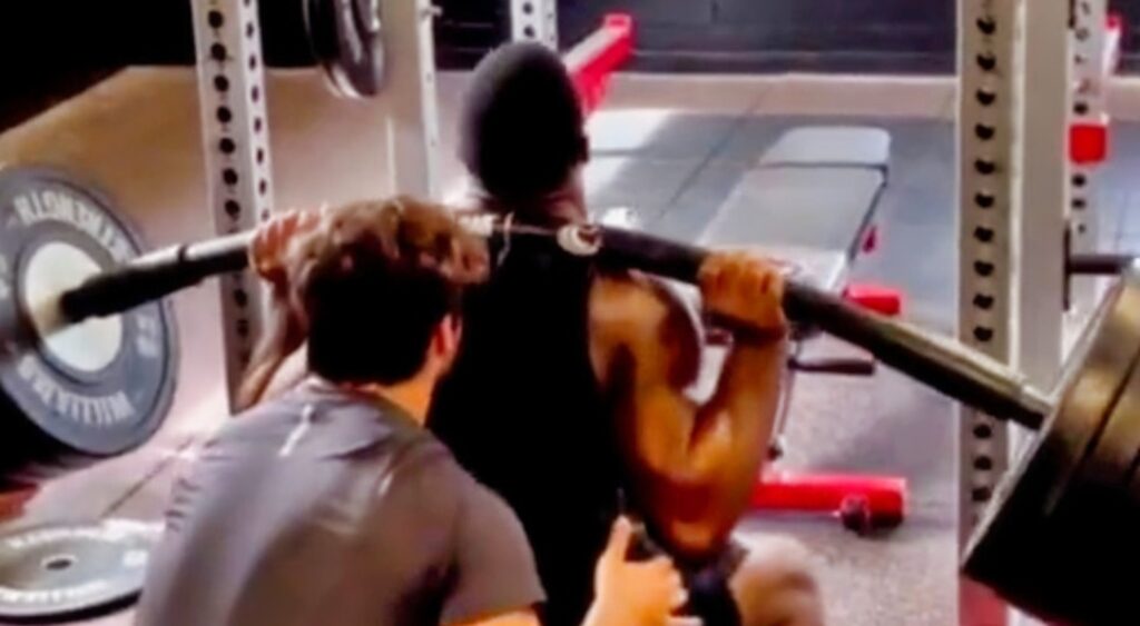 Nick Chubb squats at the gym.