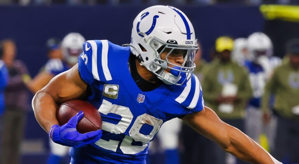 Jonathan Taylor carrying football in Colts' game.