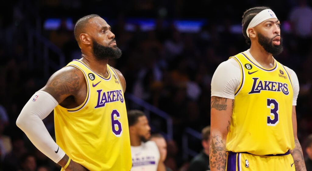 LeBron James (left) and Anthony Davis (right) of Los Angeles Lakers look on.