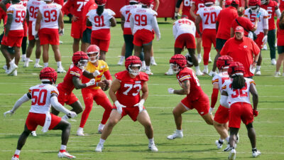Chiefs' Patrick Mahomes taking snap in practice