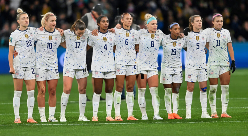 USWNT players line up as Megan Rapinoe takes penalty vs. Sweden