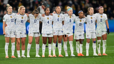 USWNT players line up as Megan Rapinoe takes penalty vs. Sweden