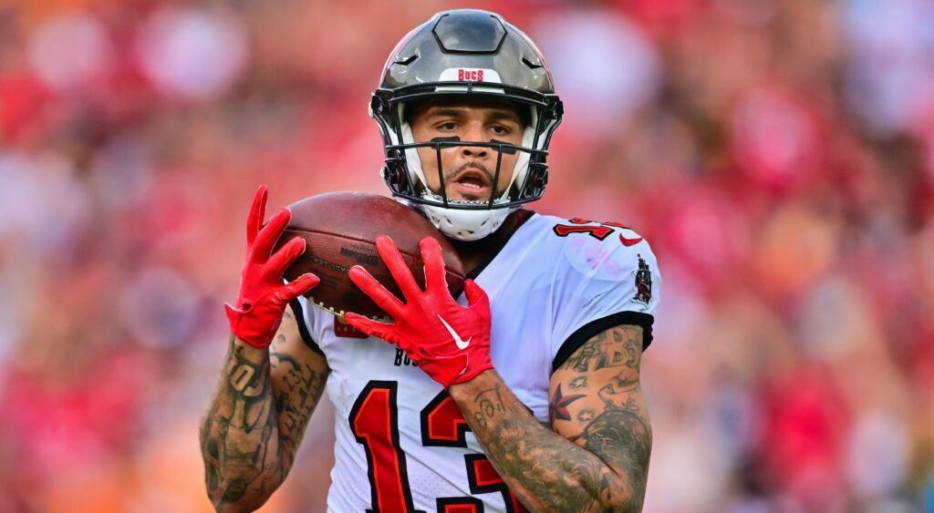 Mike Evans catches a ball.