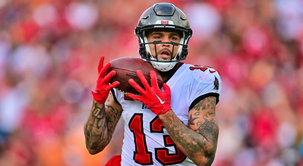 Mike Evans of Tampa Bay Buccaneers catching pass.