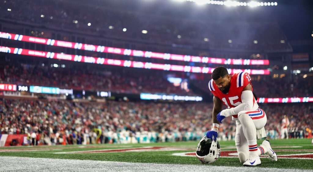 Zeke kneeling during game.