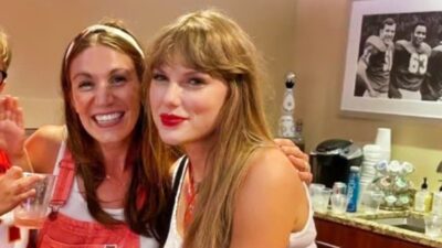 Taylor Swift posing in suite with fan