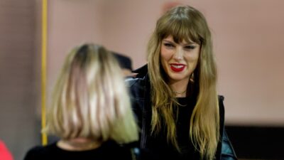 Taylor Swift talking to friend