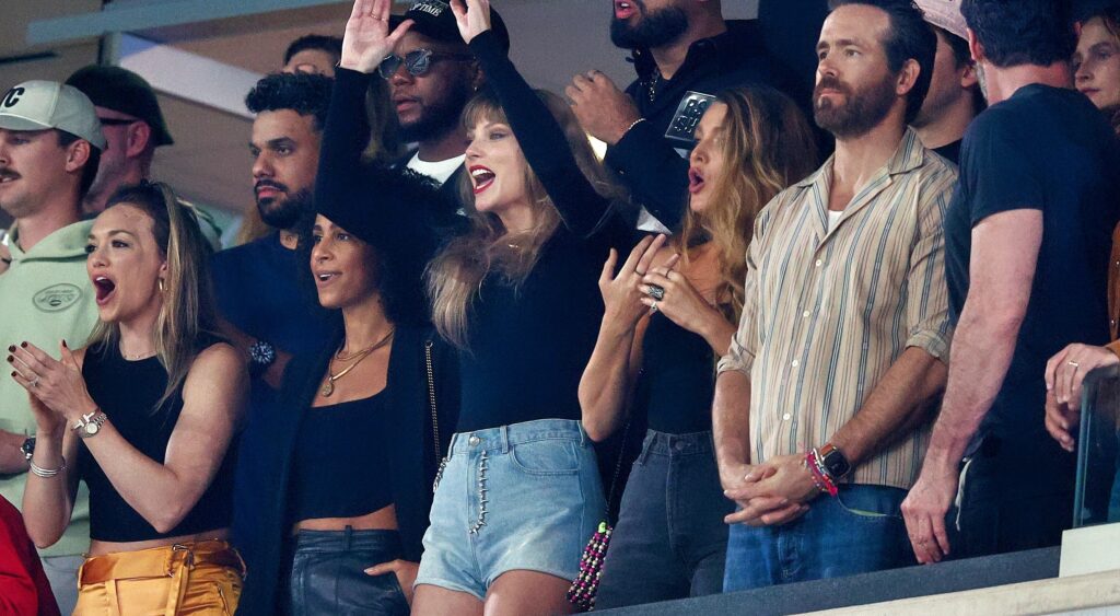 Taylor Swift in suite with friends