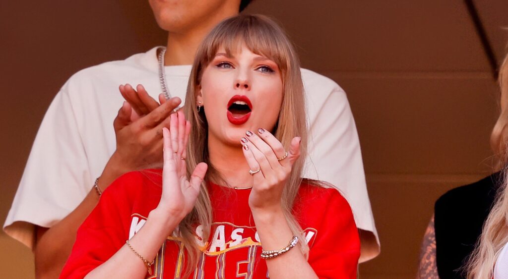 Taylor Swift clapping