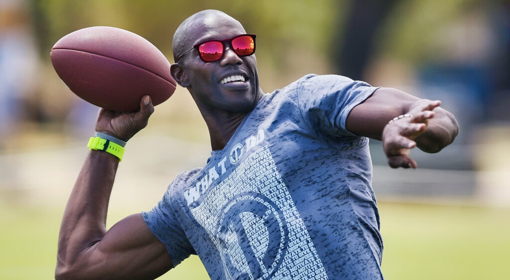 Terrell Owens throwing ball.