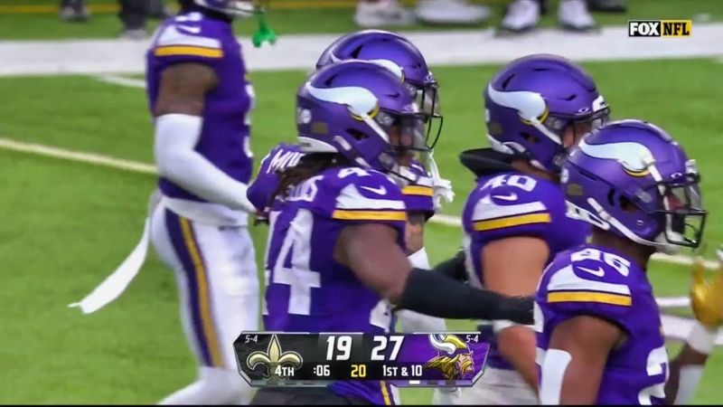 Screenshot of Minnesota Vikings players on defense.