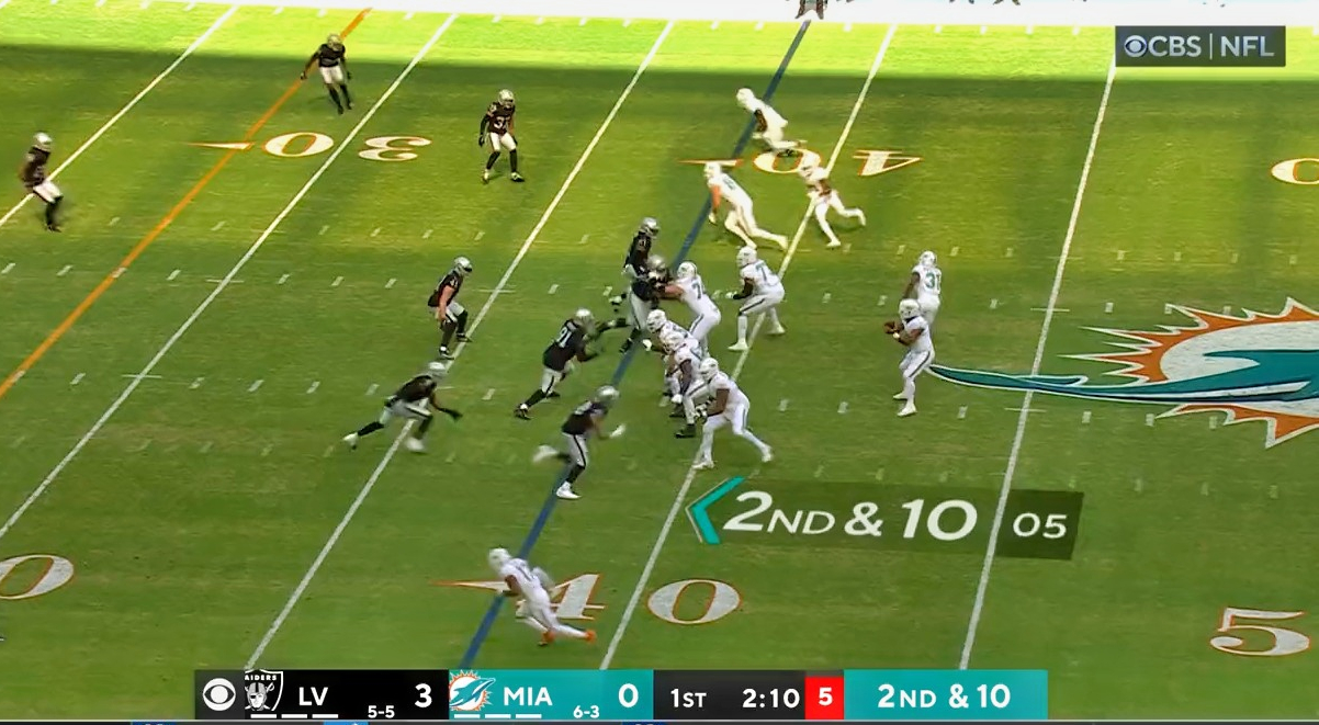 Screenshot of Miami Dolphins running an offensive play.
