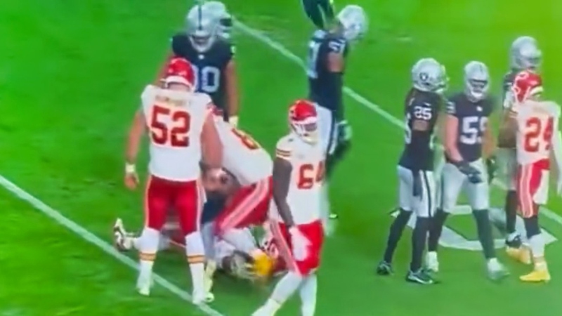 Travis Kelce confront Amik Robertson in Chiefs-Raiders game.