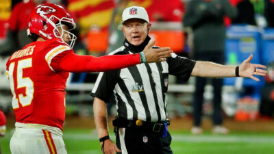 Patrick Mahomes speakign to referee Carl Cheffers