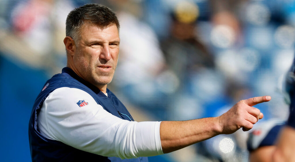 Mike Vrabel pointing