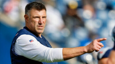 Mike Vrabel pointing