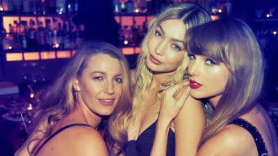 Taylor Swift and friends posing