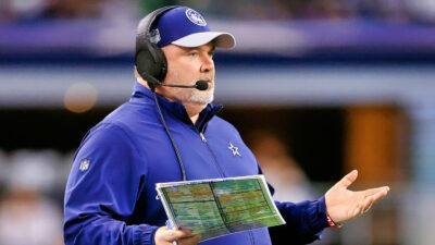 Mike McCarthy holding play sheet